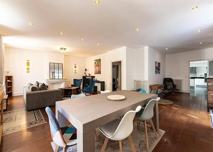 Maison Au Coeur De Avec Parking Prive ヴァランス